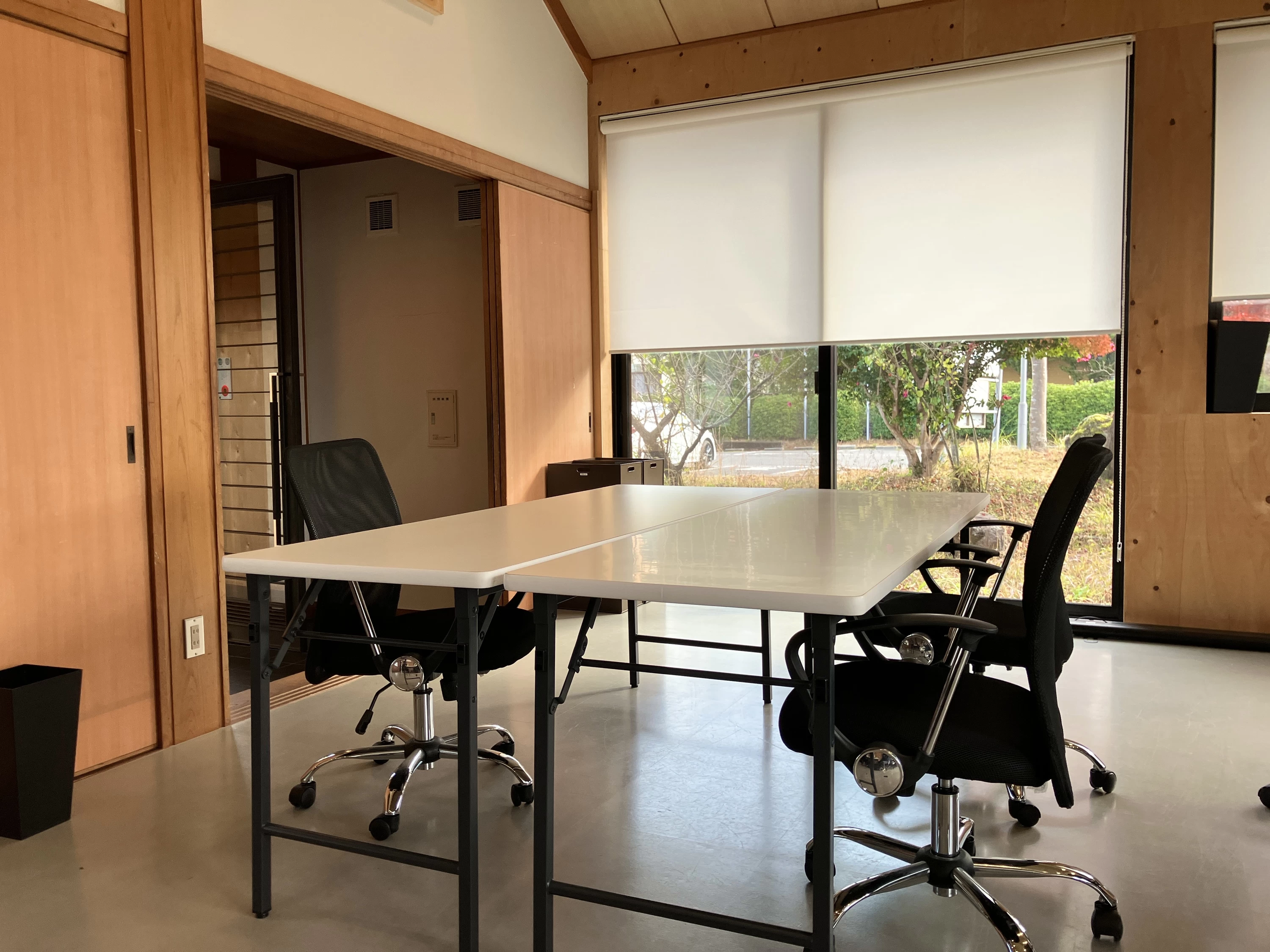 由布院サテライトオフィス　大広間デスク