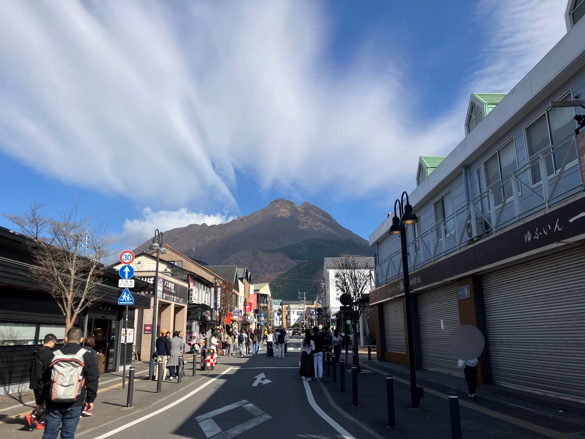 由布院駅前からの由布岳