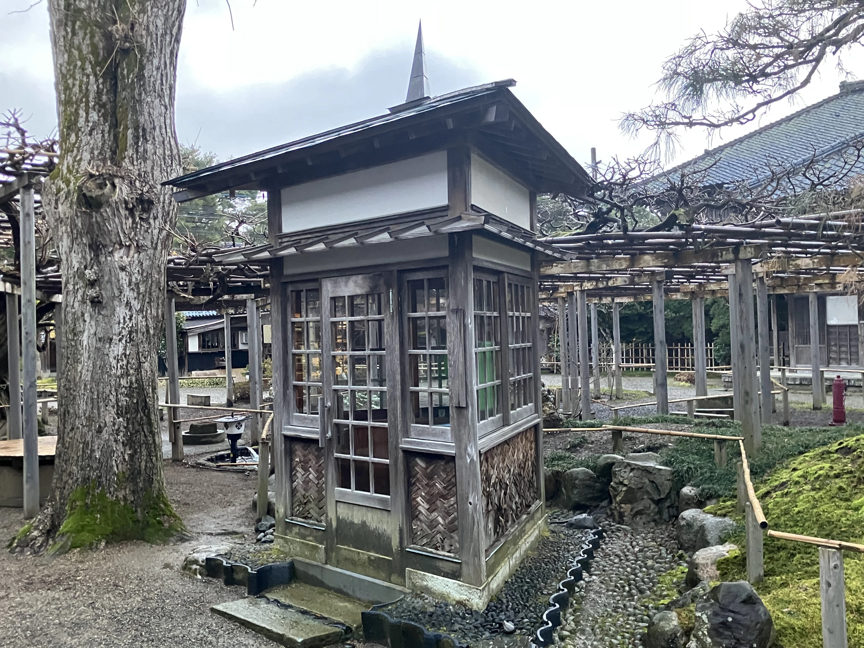 三角の形をした電話ボックス