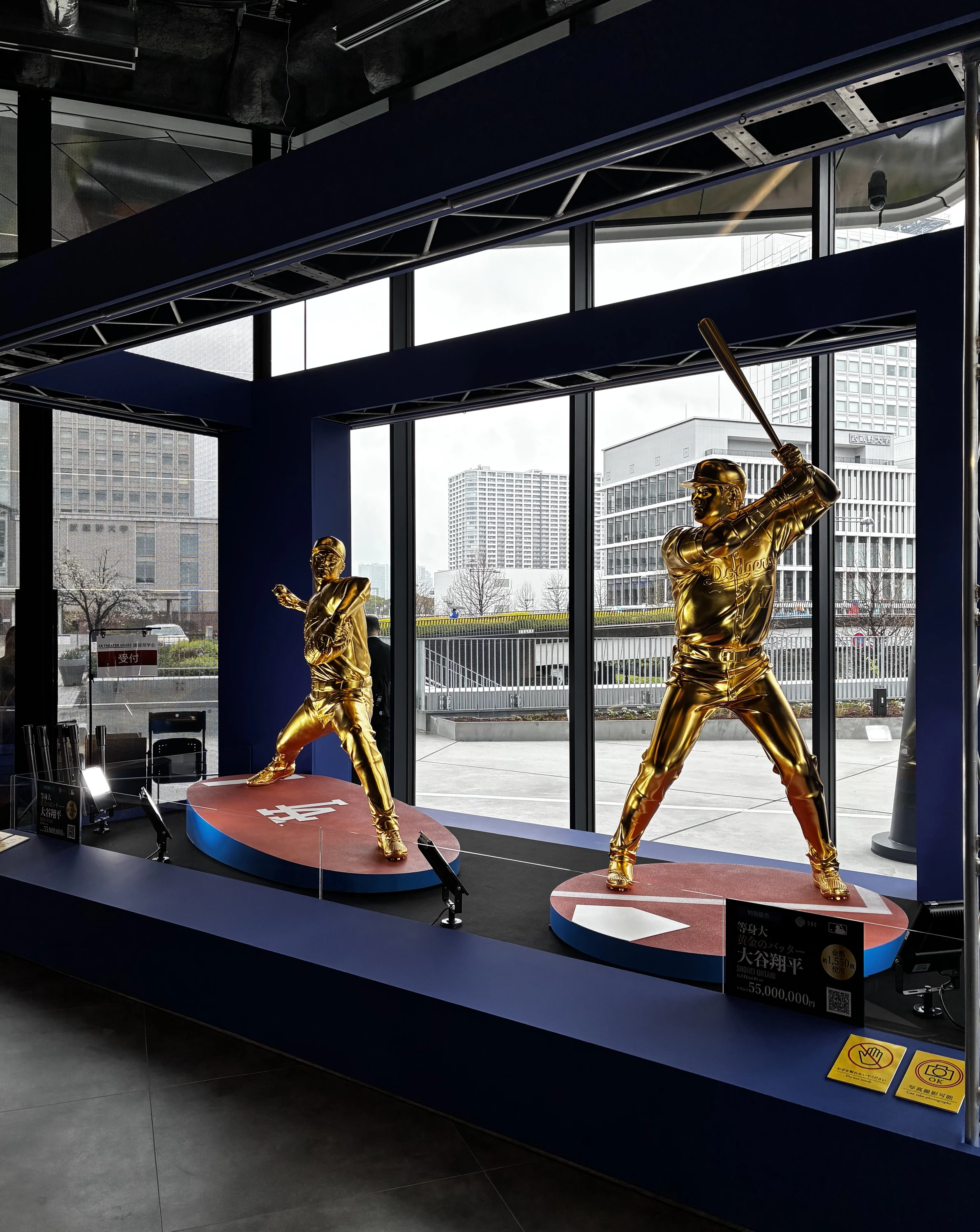大谷翔平選手の等身大の黄金像