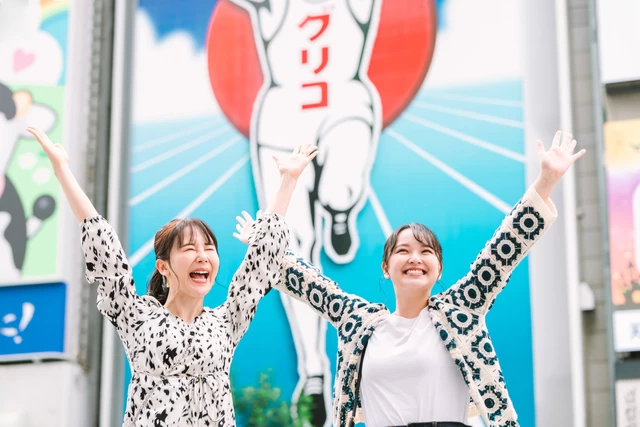 道頓堀でポーズをとる女性2人組