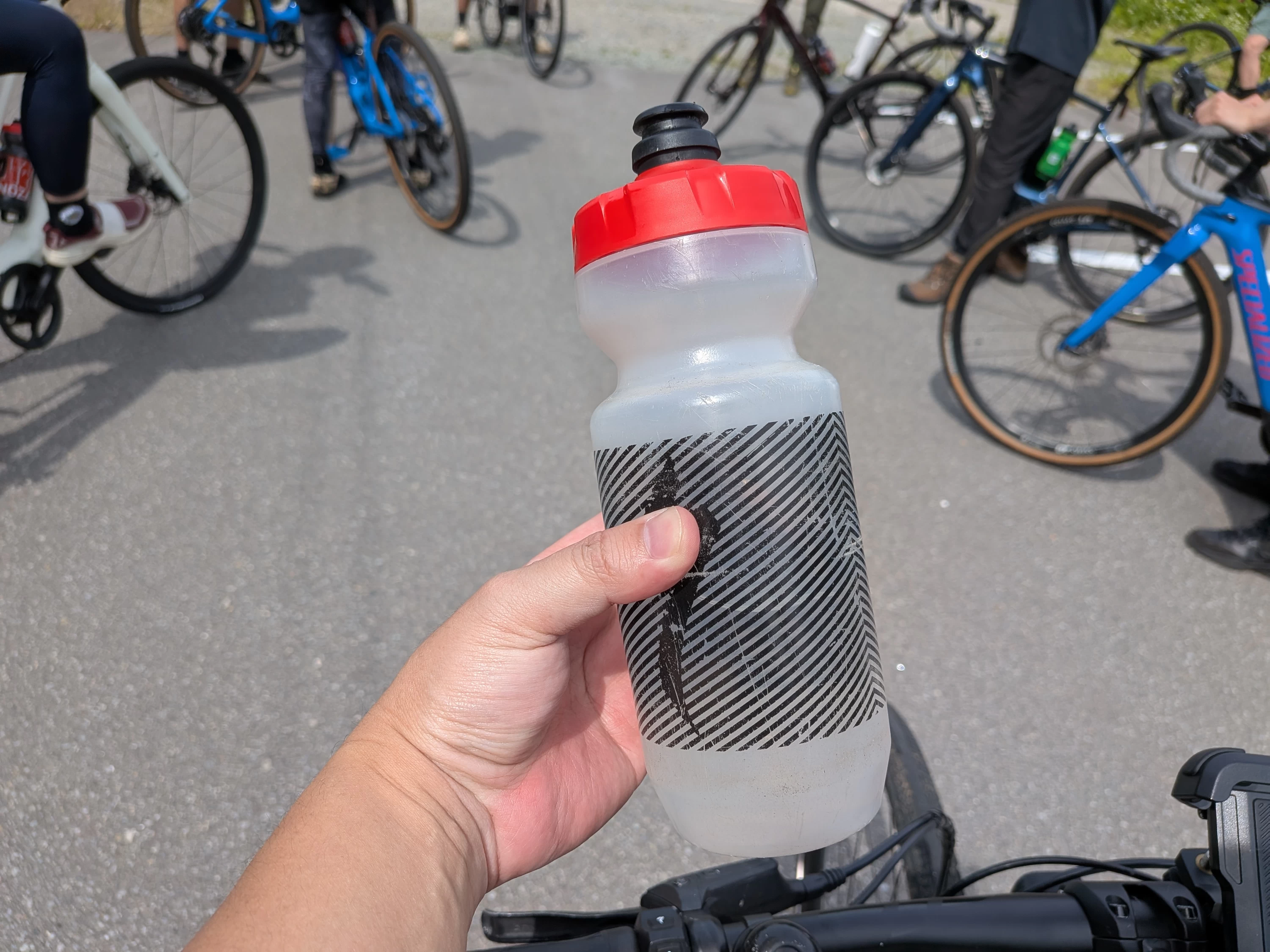 このボトルに湧水を入れて、走ります