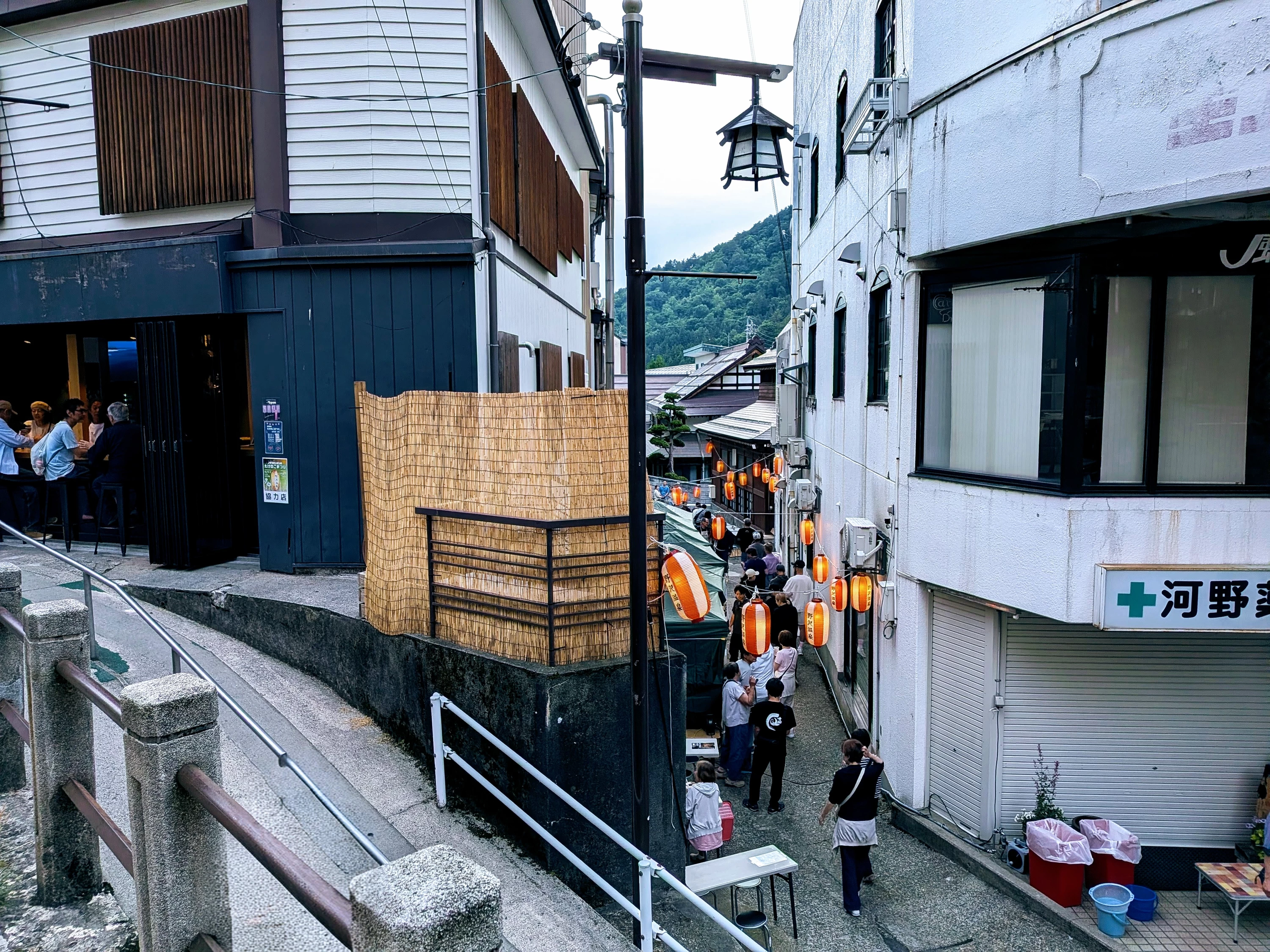 こんな路地で祭りが