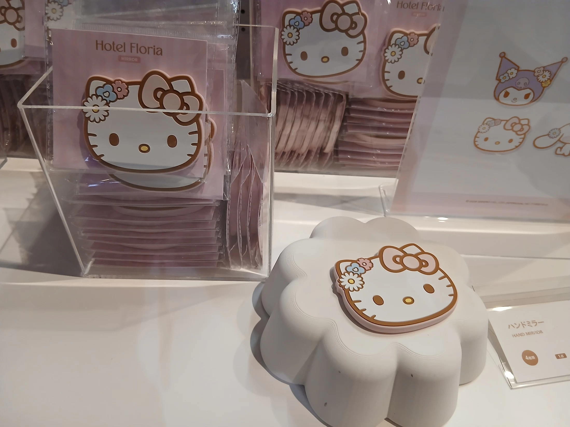 ここにしかないグッズをぜひ手にとってみて