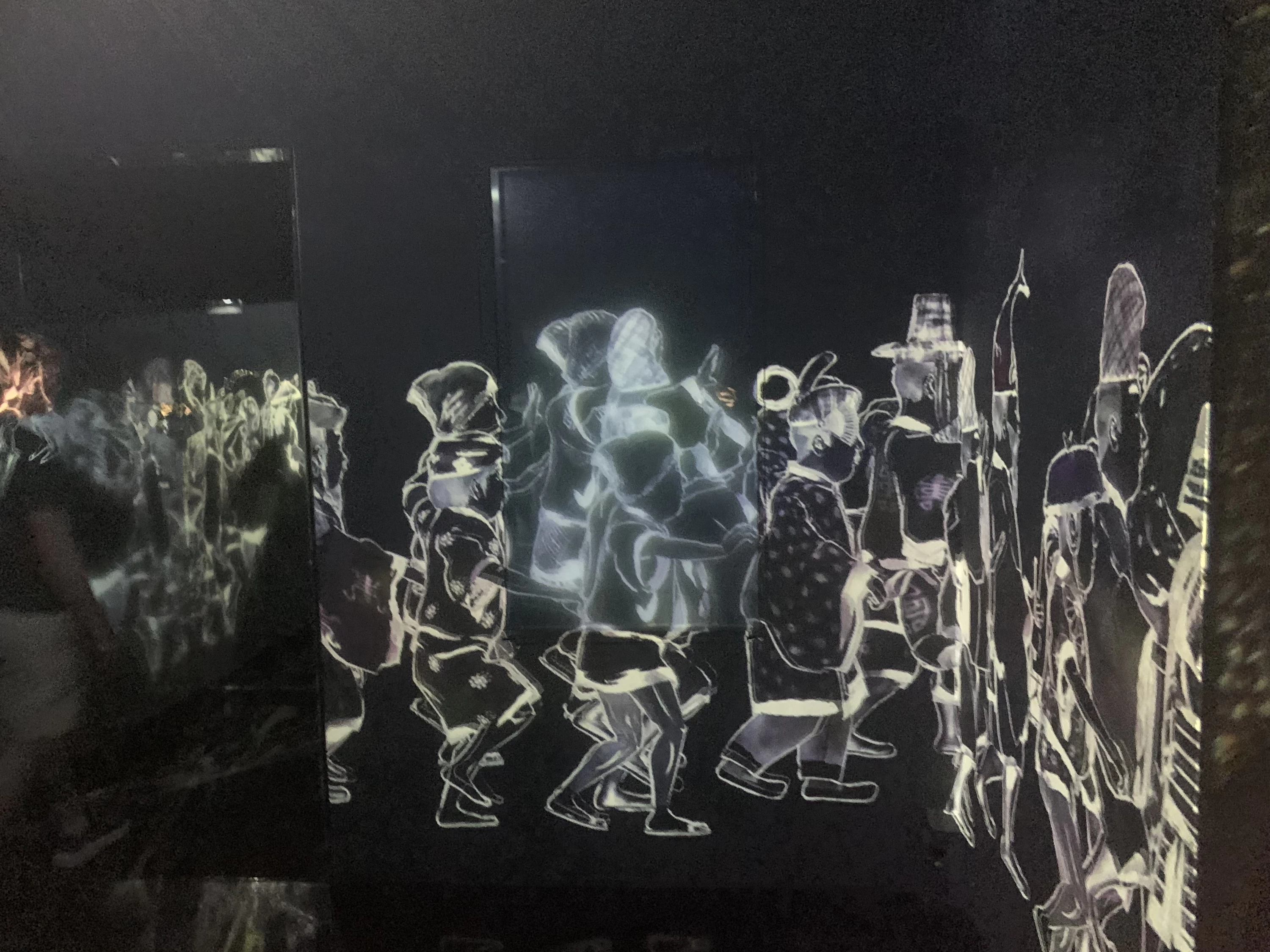 チームラボボーダレス麻布台ヒルズで、和装の人物が連なって歩く姿が描かれる映像作品