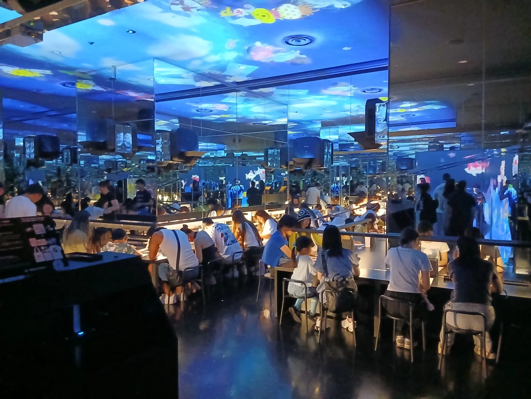 チームラボボーダレス麻布台ヒルズで、来館者が絵を描き天井や壁に映し出される参加型の空間