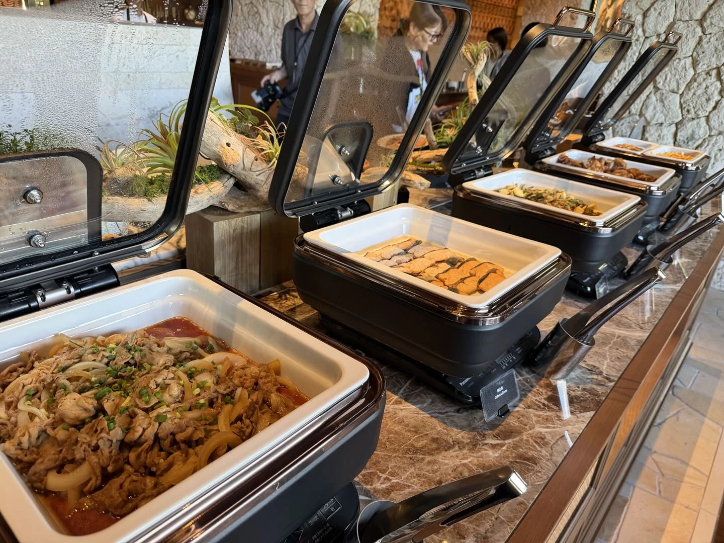 ブッフェスタイル形式の朝食