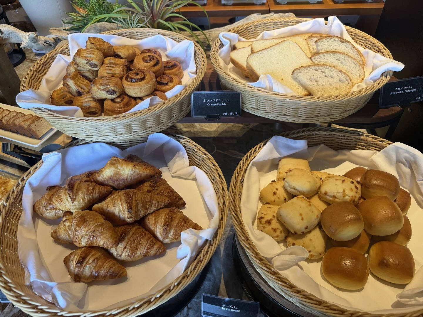 ブッフェスタイル形式の朝食