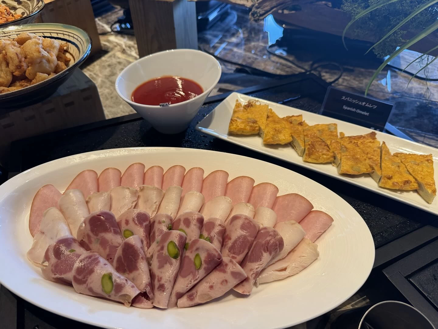 ブッフェスタイル形式の朝食