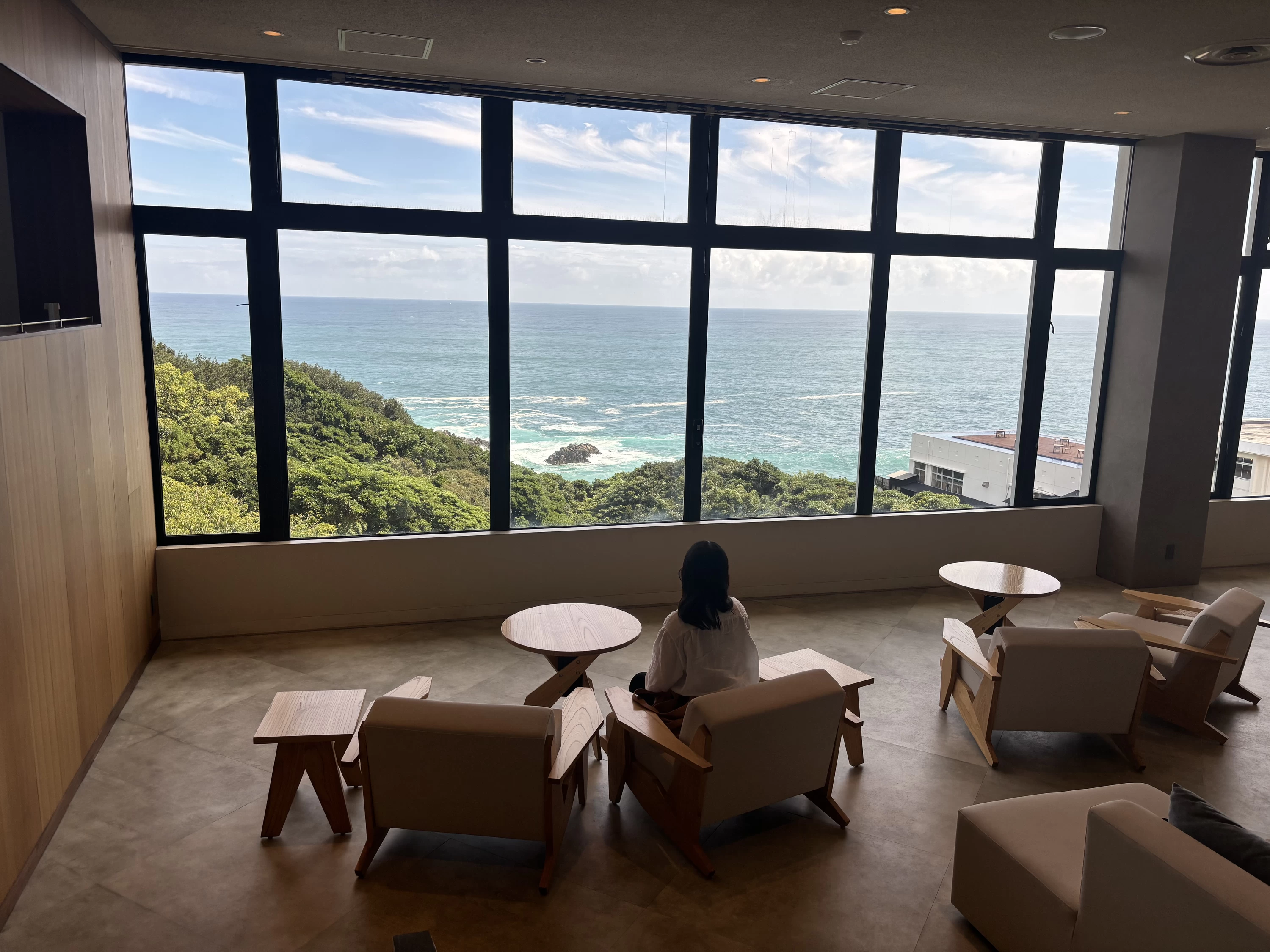 TheMana Villageラウンジ｜大きな窓から広がる太平洋の景色