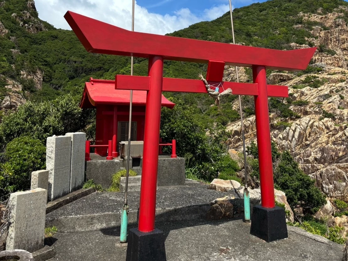 竜宮神社｜朱色の鳥居が佇むフォトスポット