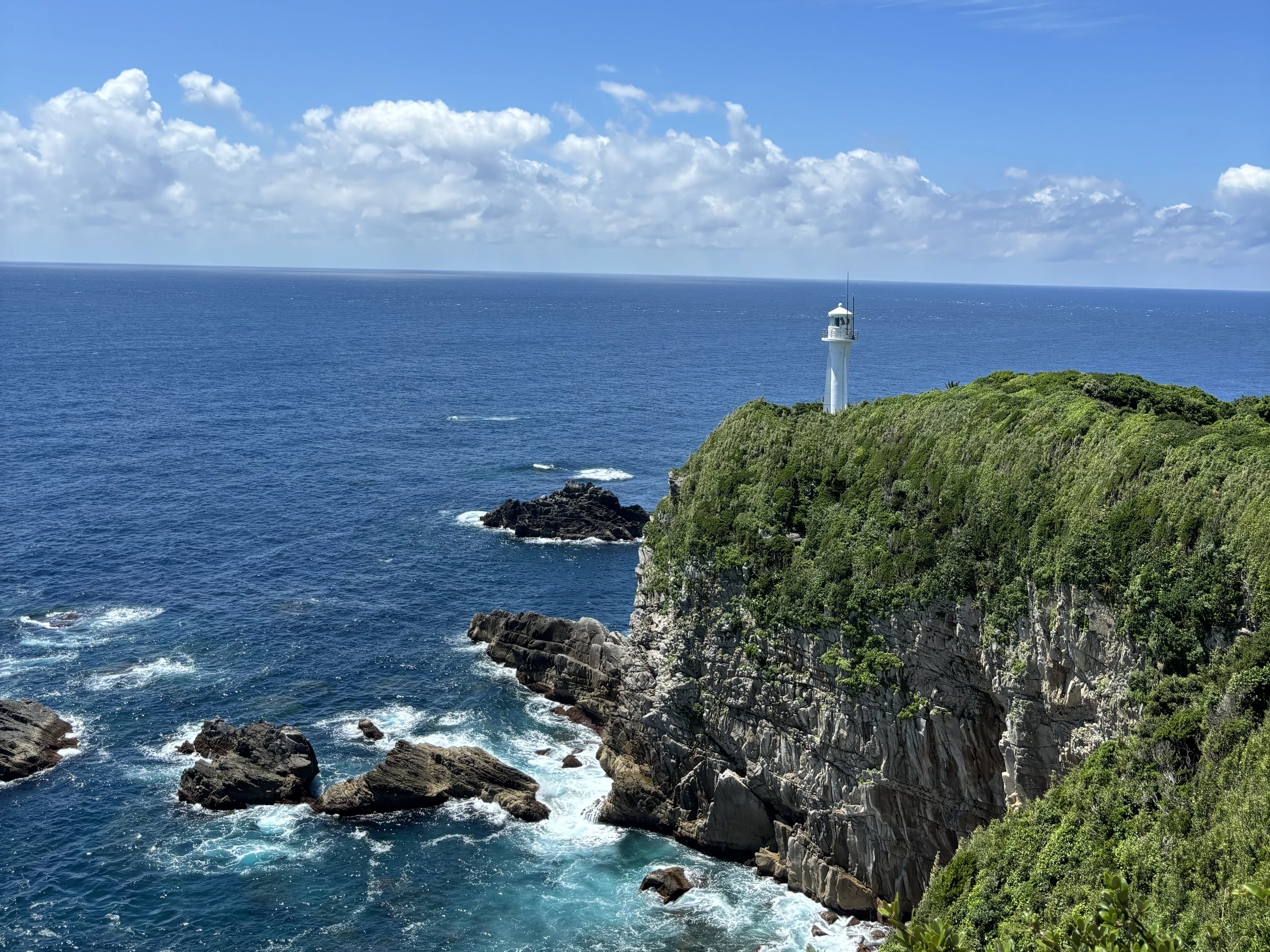 足摺岬灯台|断崖から望む太平洋の絶景