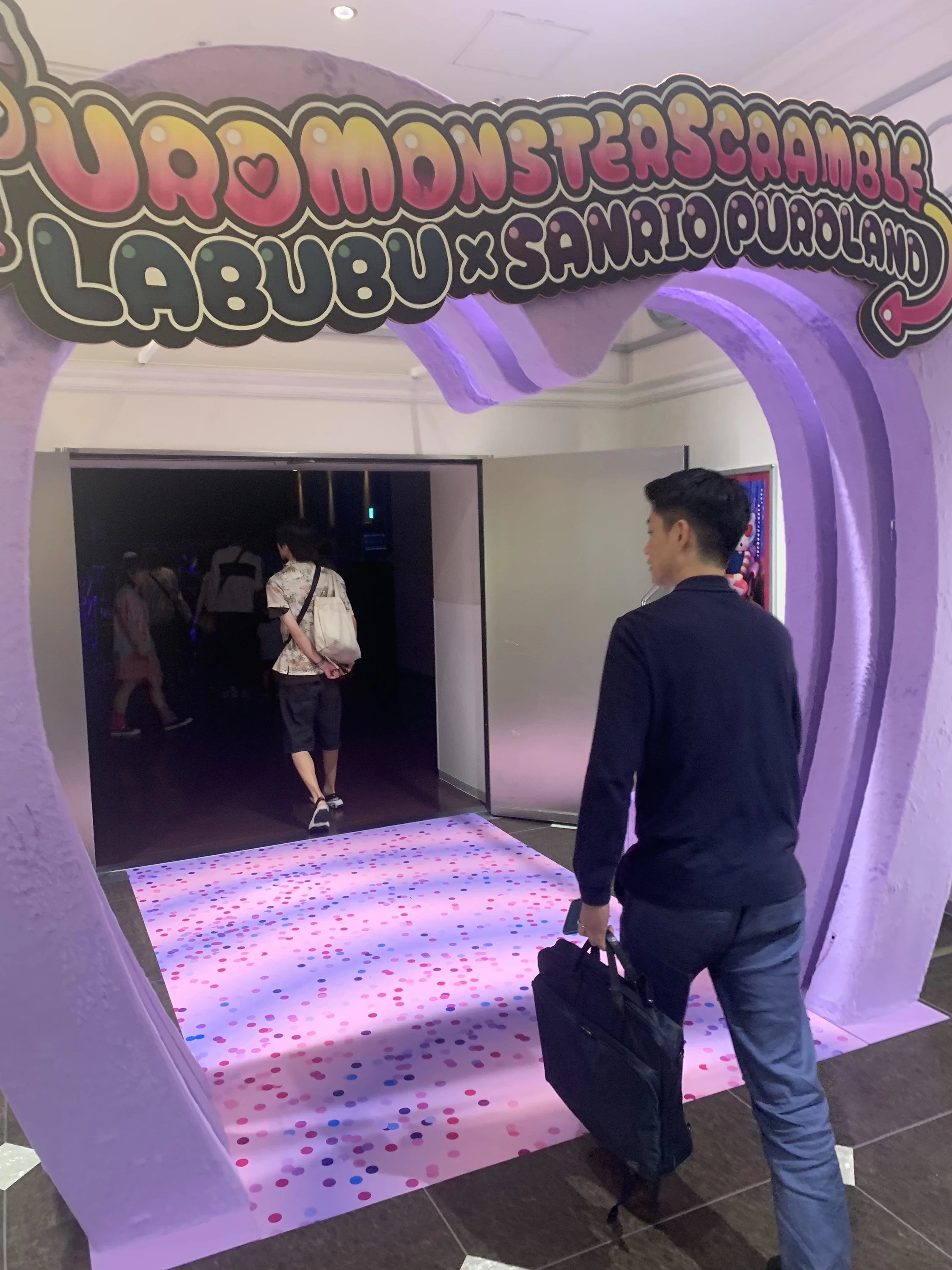 会場ゲートをくぐる人