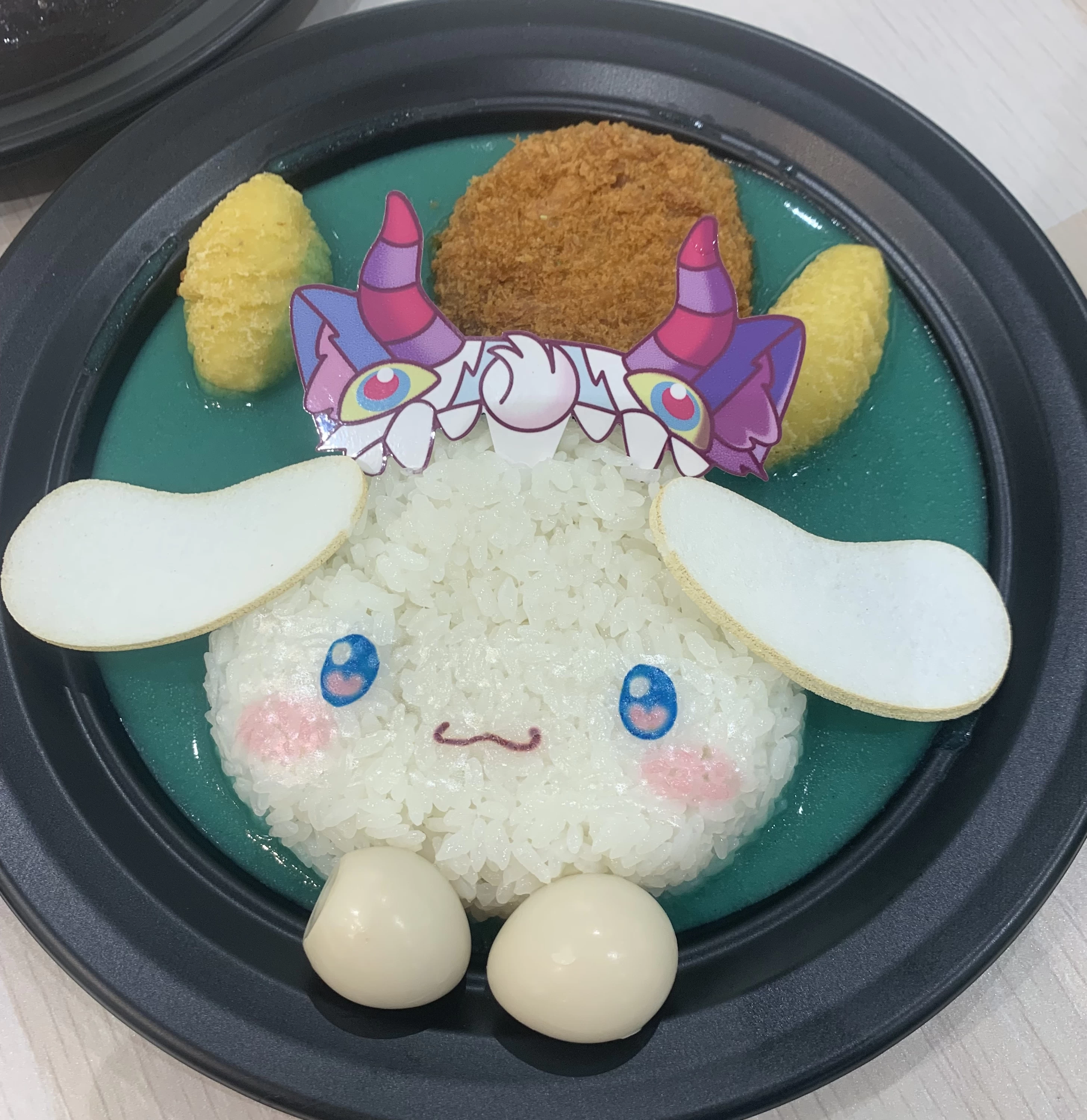 シナモロールの仮装Fight☆メンチカツブルーカレー（1,650円／税込）