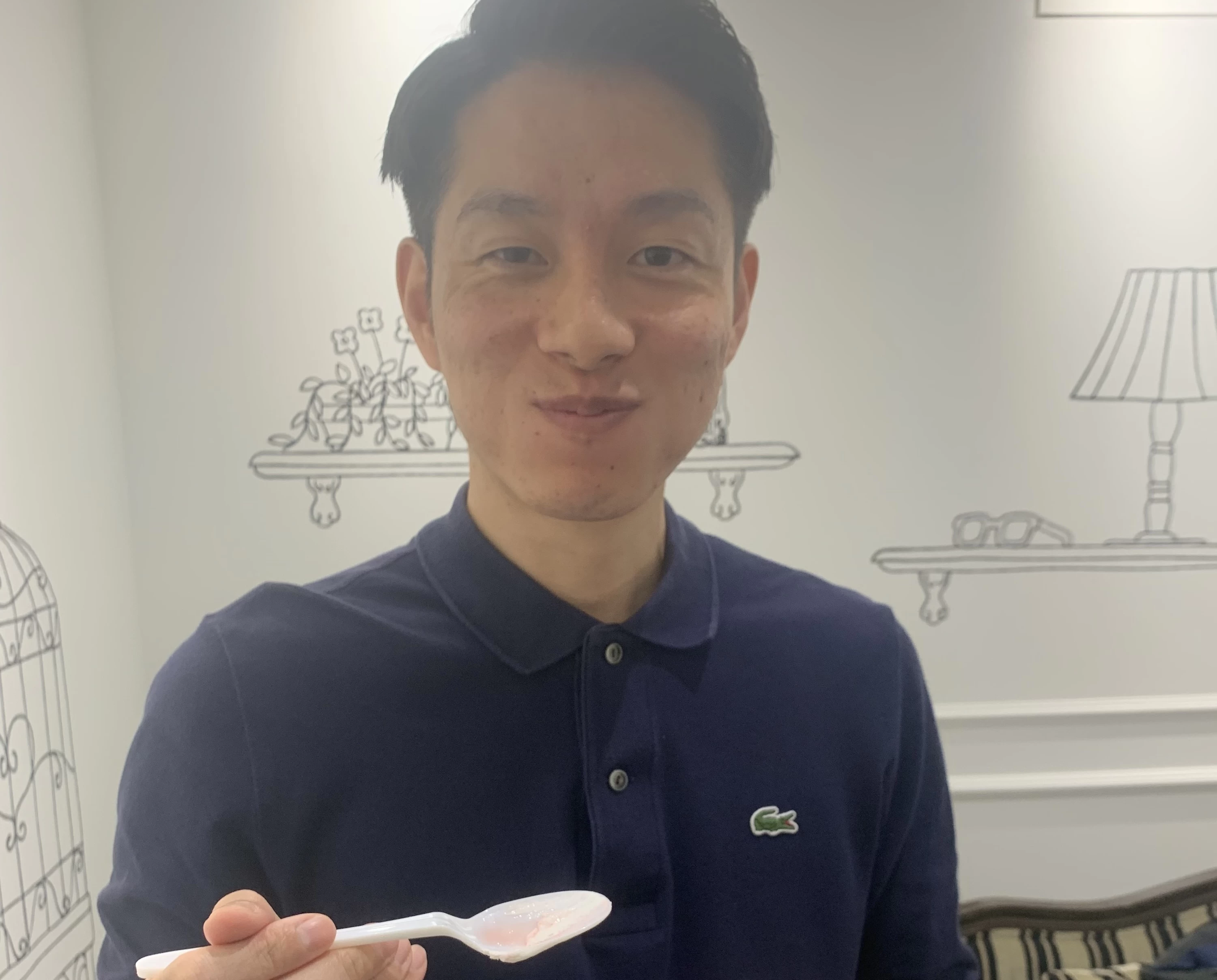 杏仁ピーチパフェを食べている