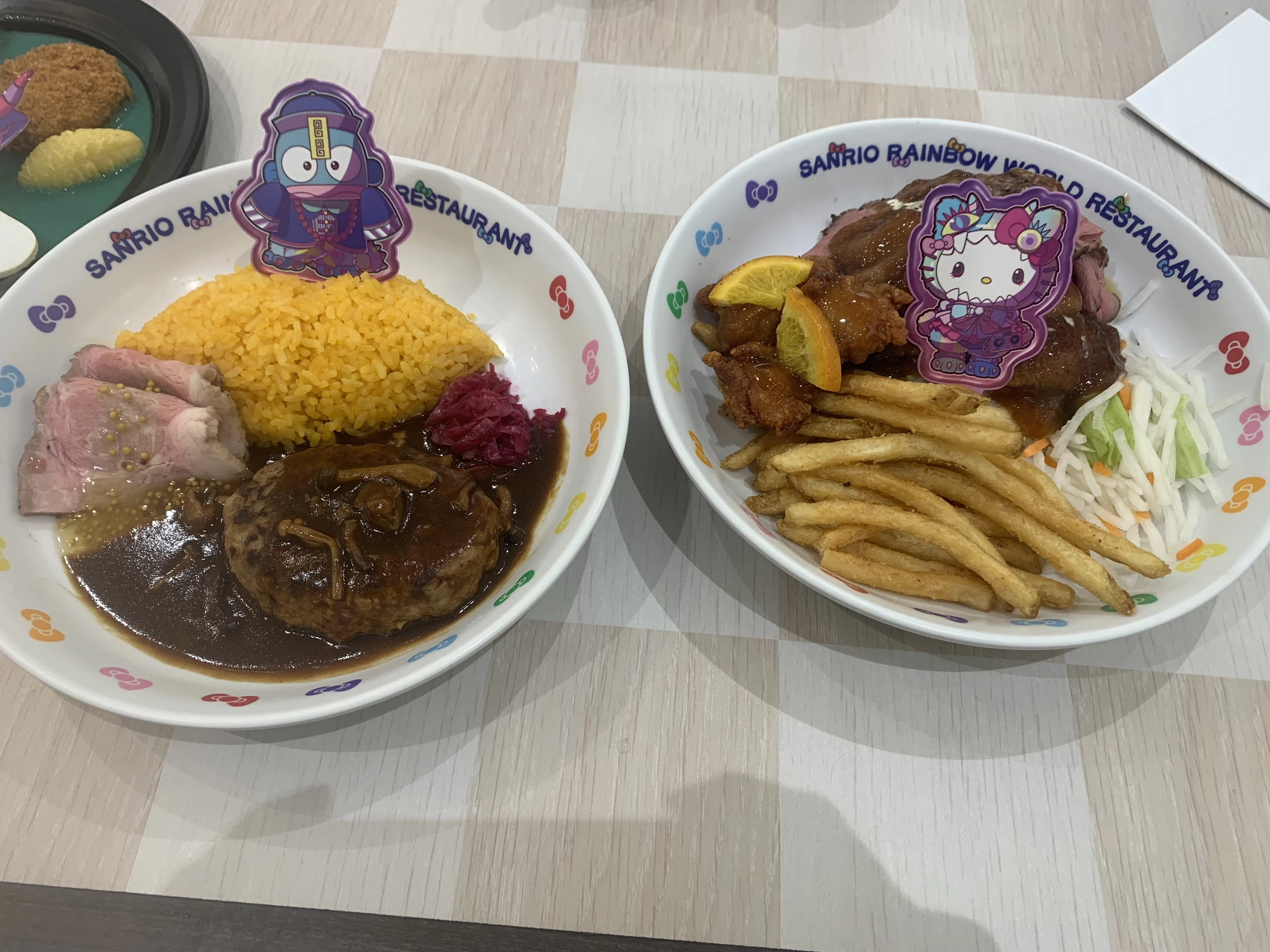ハンギョドンのハニーマスタードソースのローストポーク＆ハンバーグプレート（1,780円／税込） ハローキティのMonster color☆オレンジチキン＆ローストビーフプレート～カップゼリーセット～（1,850円／税込）