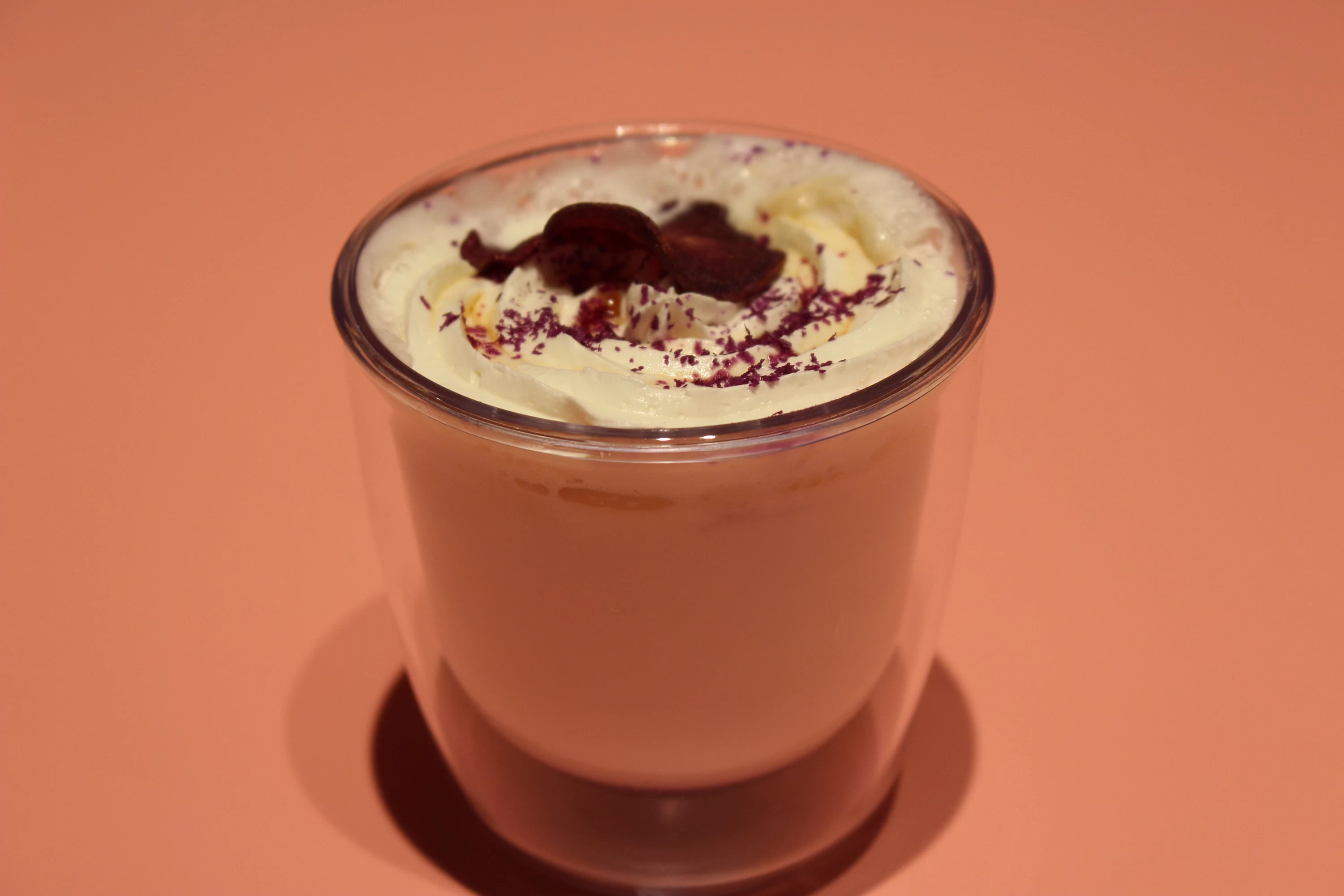 生クリームの上に紫芋のパウダーをあしらった「ほうじ茶と紫芋のラテ」（780円・税込）