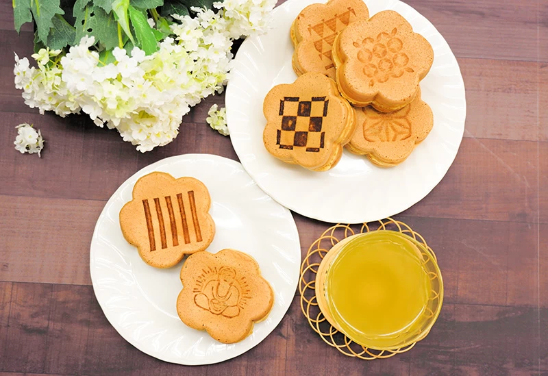 食べ歩きも可能な「鎌倉花紋」