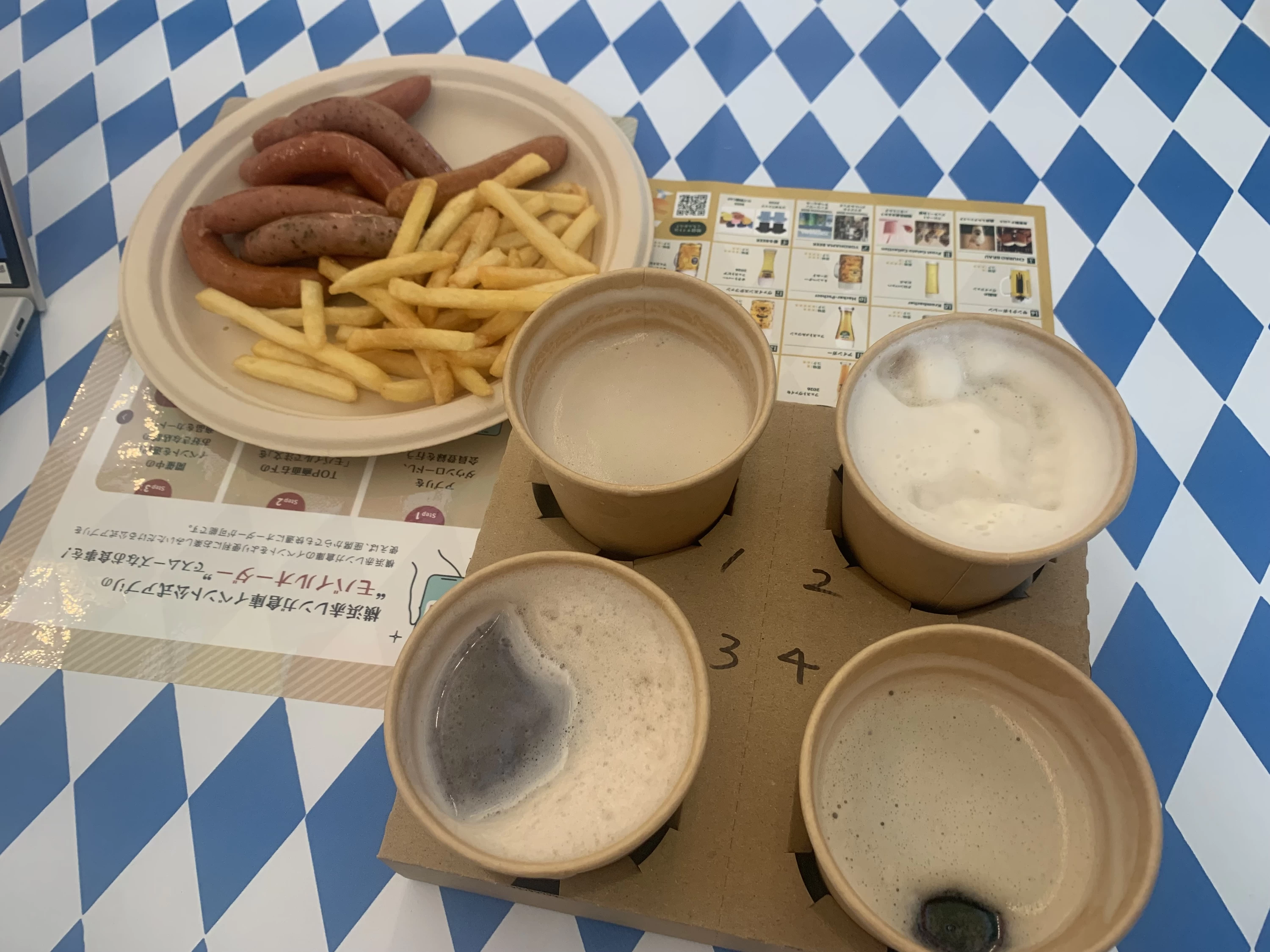 4種類のビールを少しずつ楽しめる飲み比べセットとブラートヴルスト