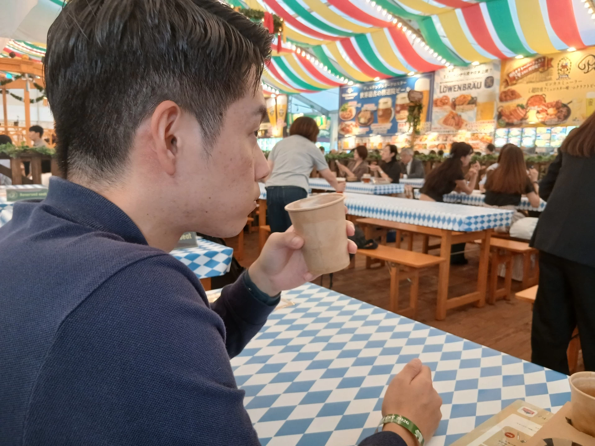 ビールを飲む男性