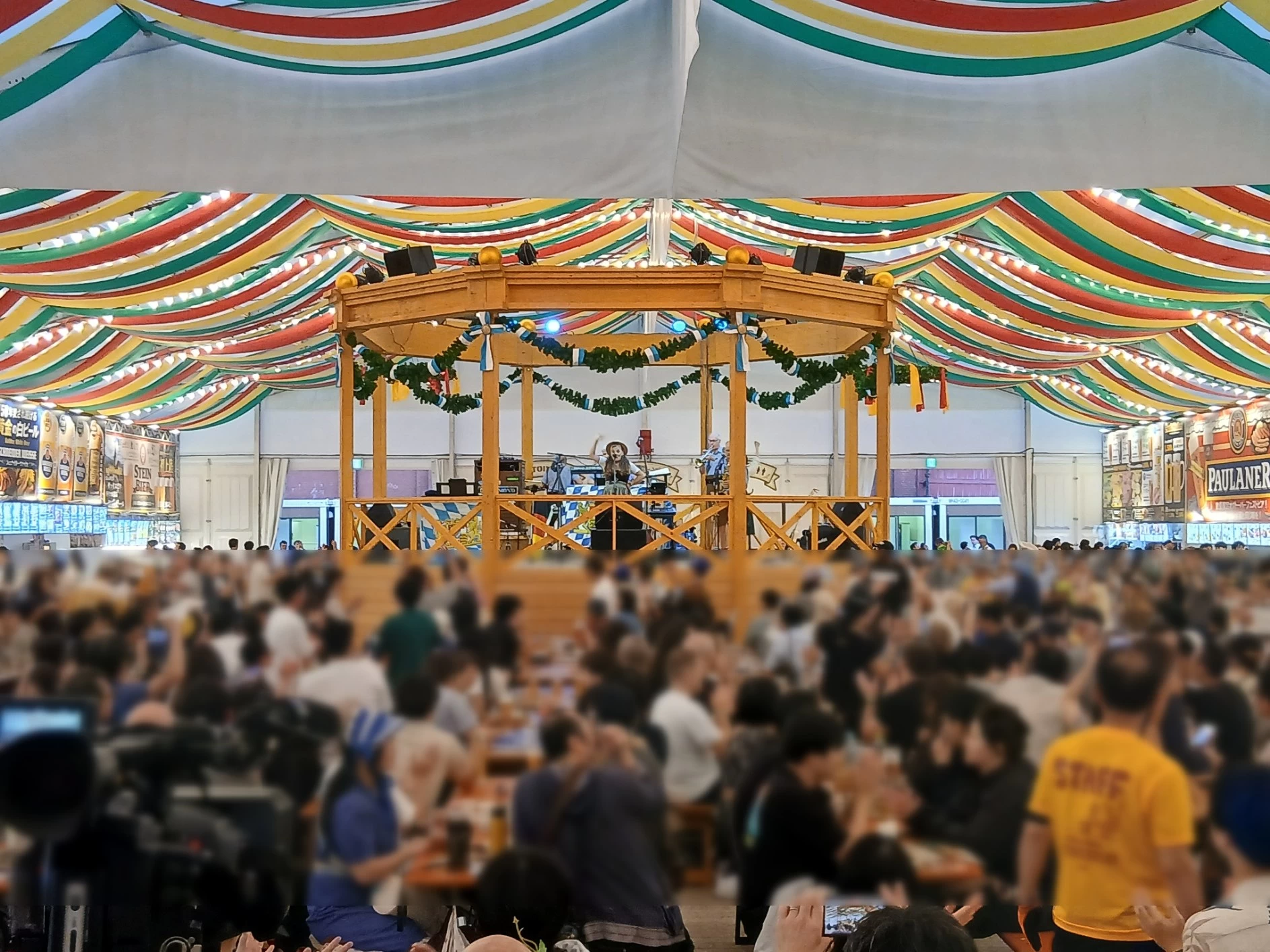 ドイツ楽団の生演奏に合わせて、会場全体が一体となって『プロースト（乾杯）！』