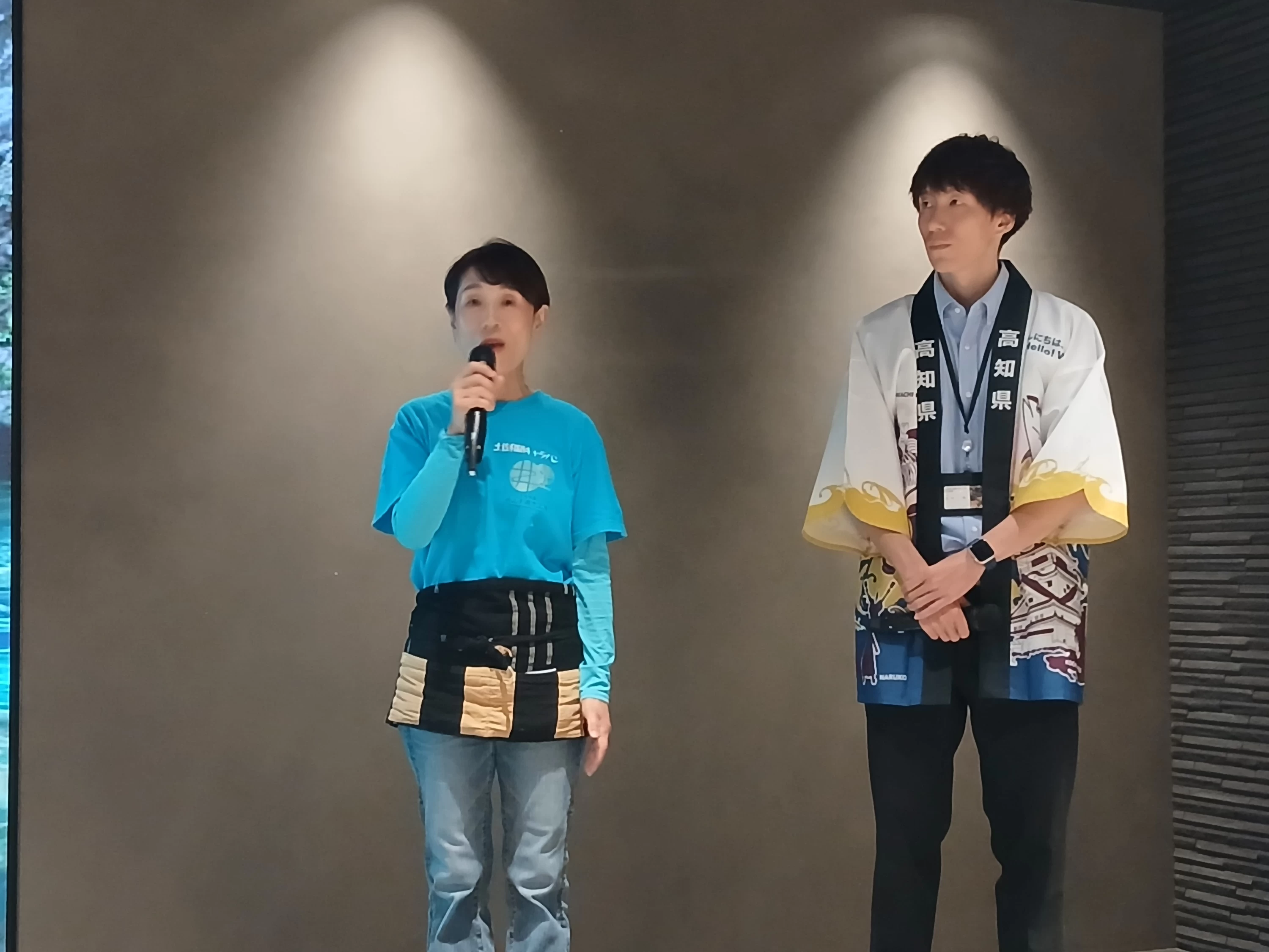 土佐和紙 井上手漉き工房の井上みどりさん(左)と、高知県観光政策課の西村さん(右)