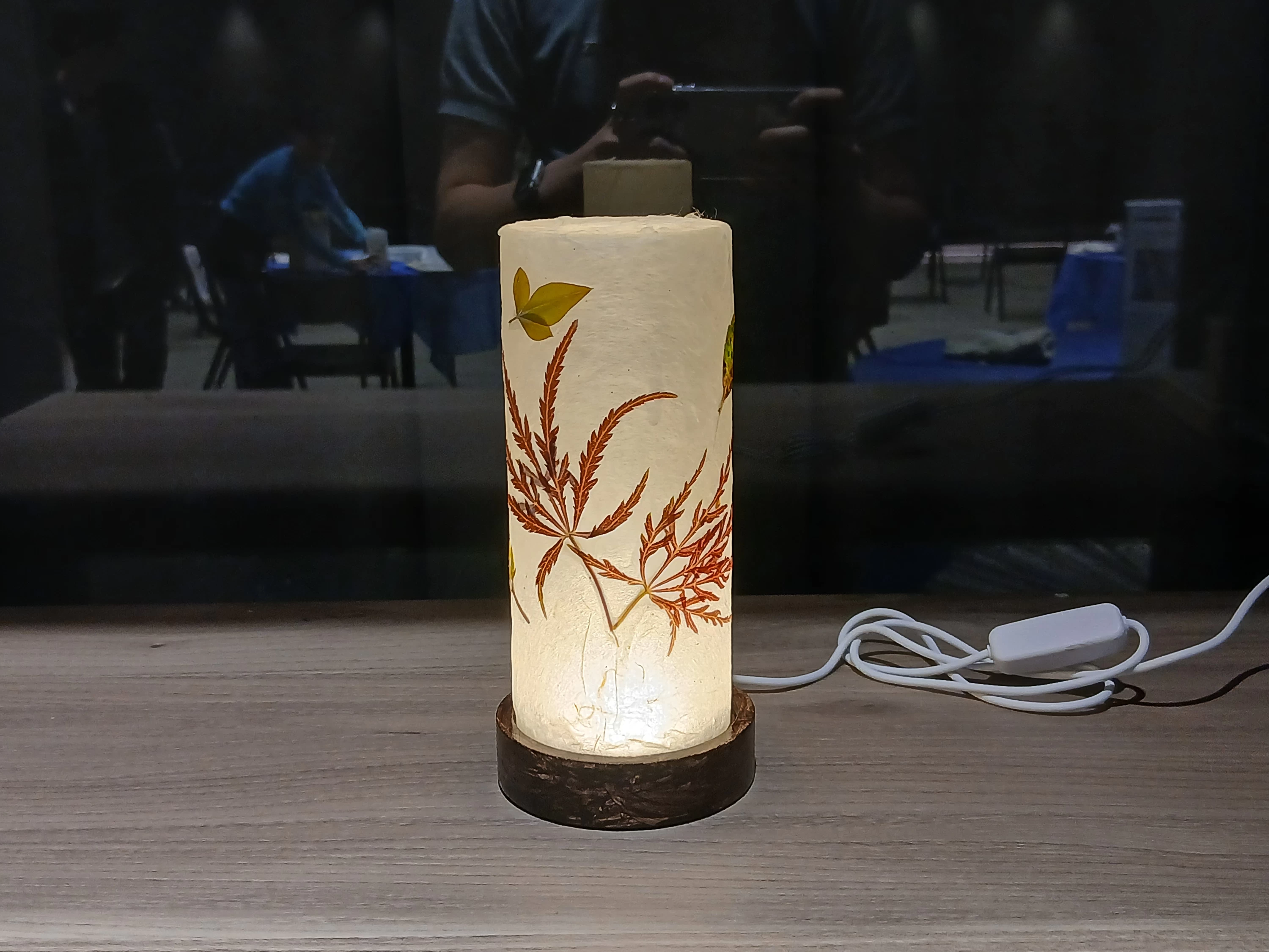 明かりをともすと、モミジの葉脈がやわらかな光に浮かび上がる