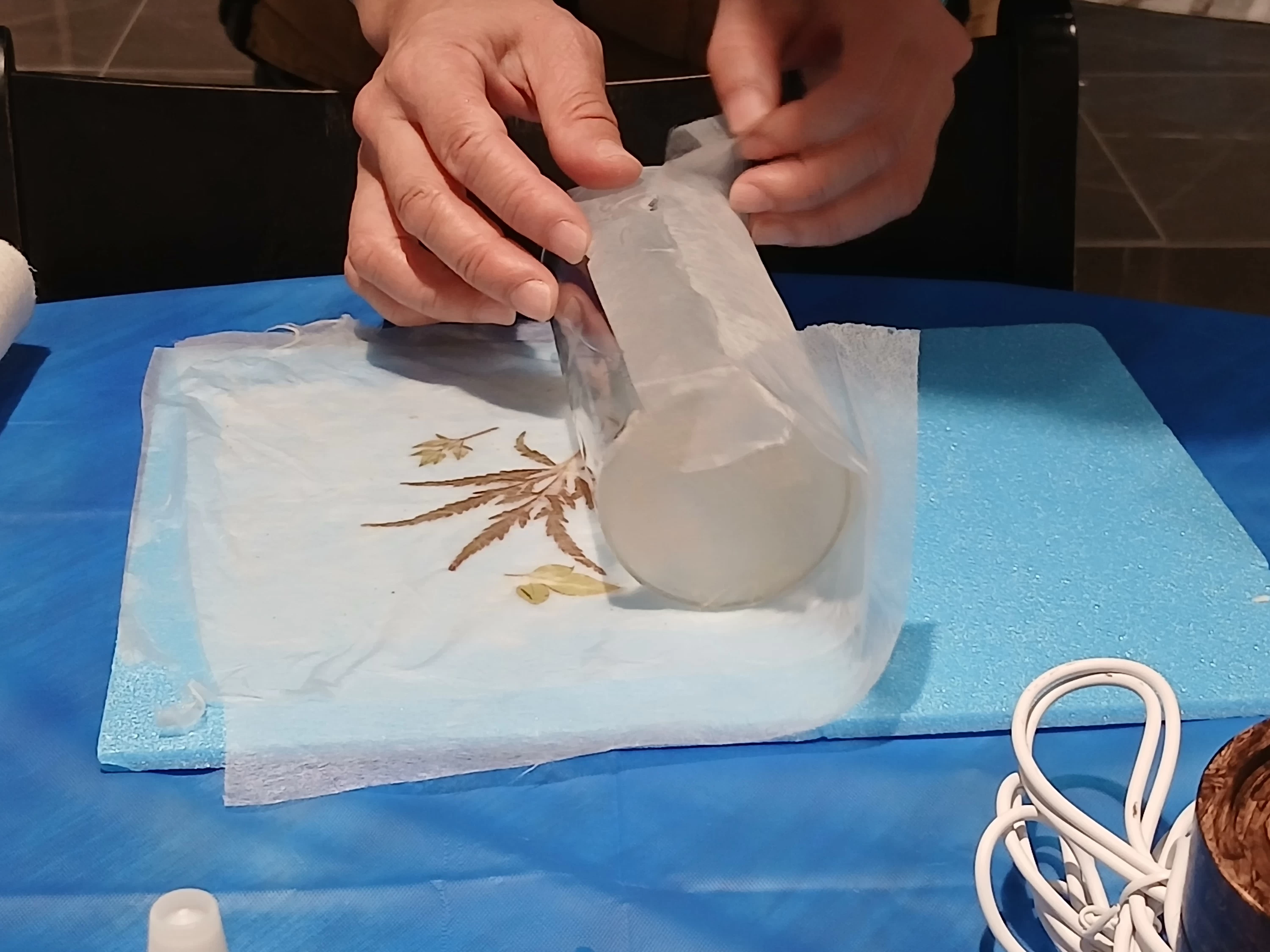 植物を挟んだ和紙を、透明な筒に巻きつけてランプシェードの形に