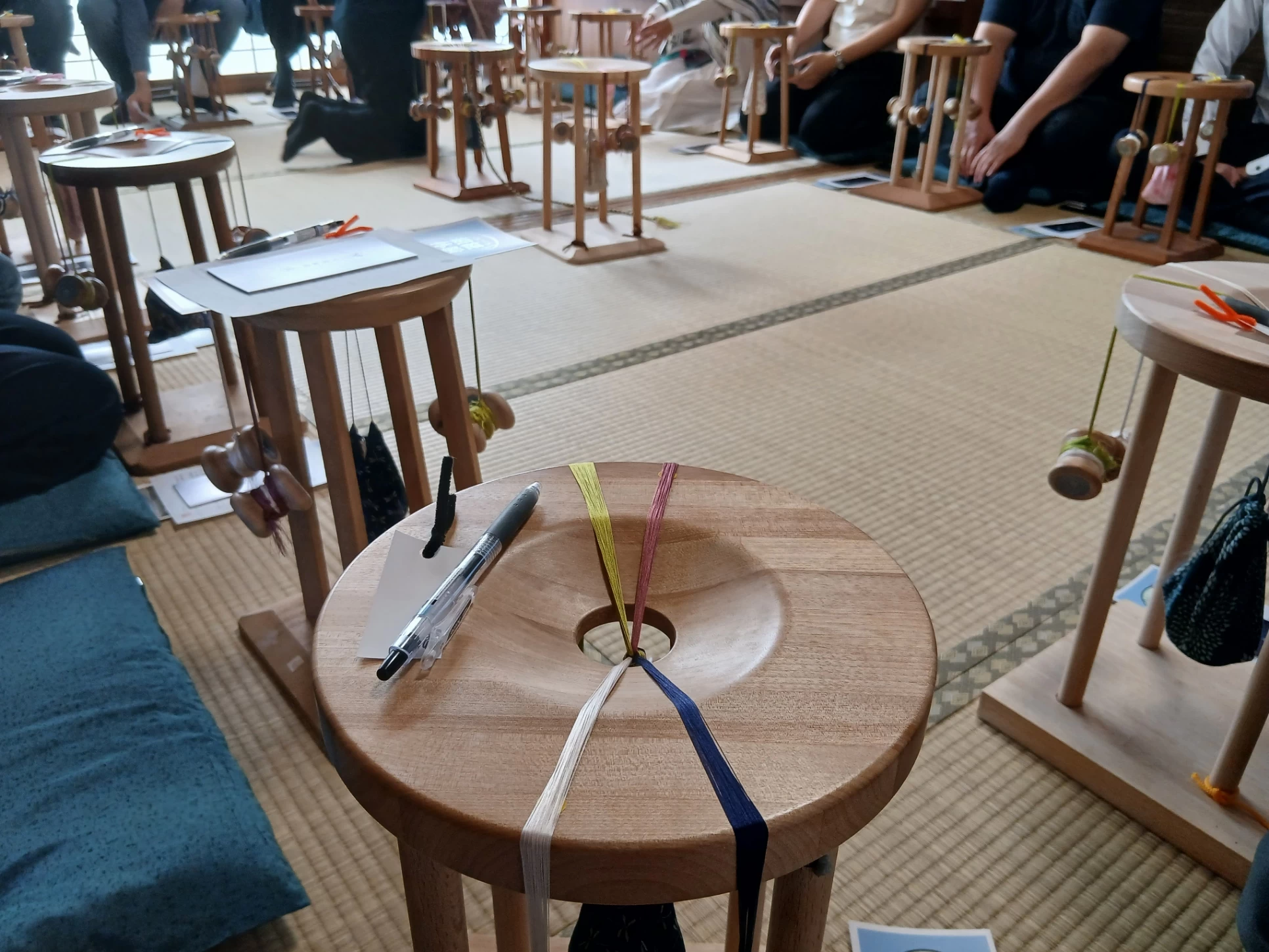 組紐の体験で使う木製の組台と色糸
