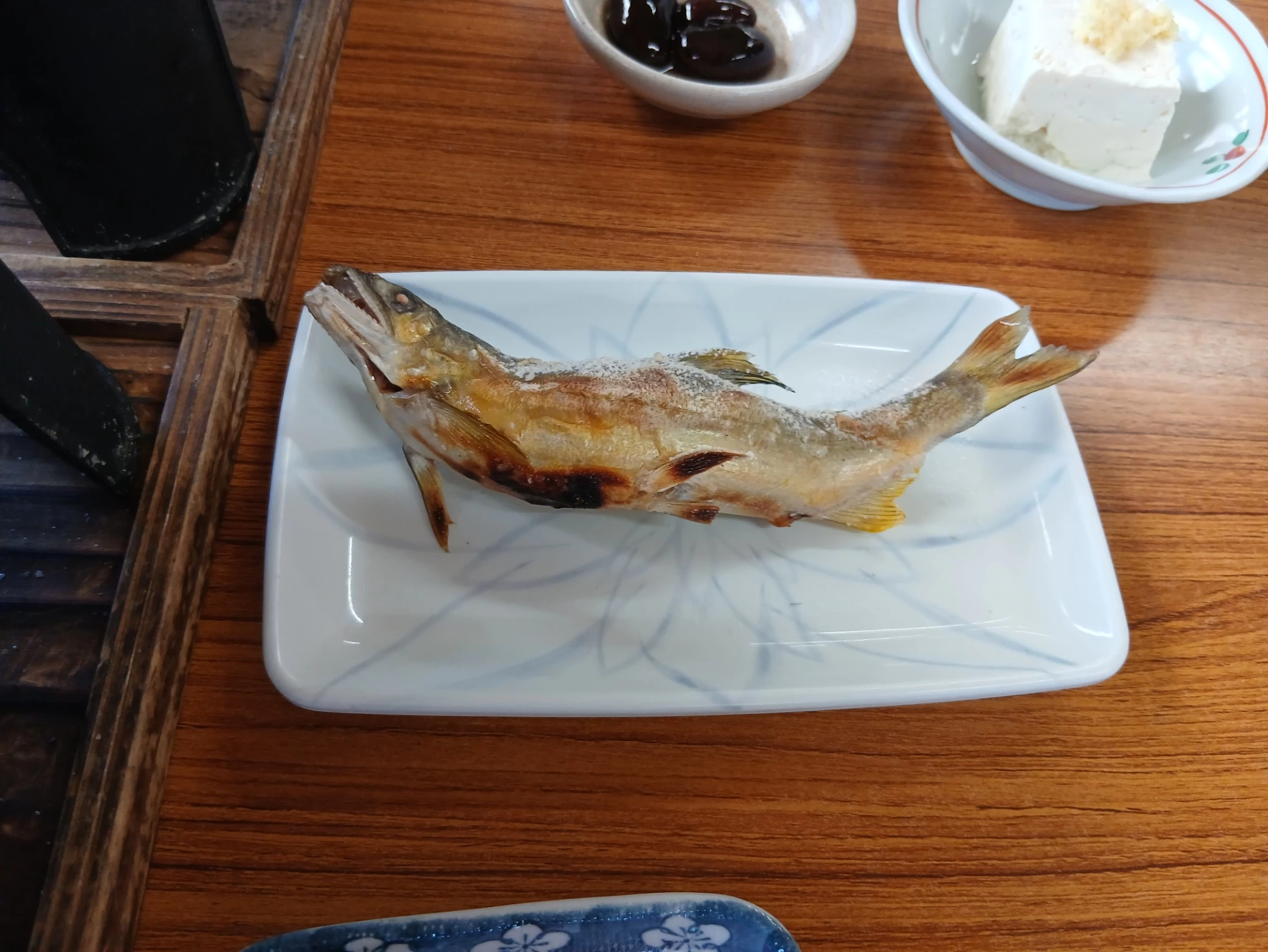 皿にのった鮎の塩焼き