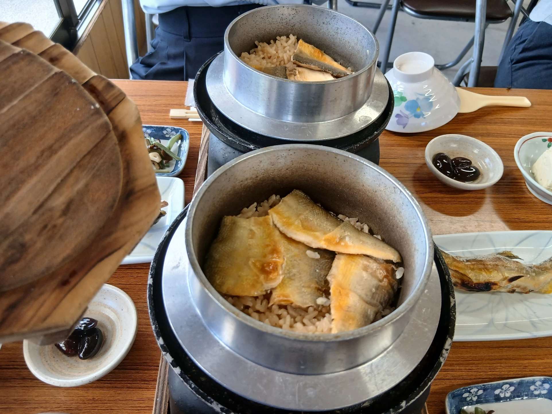 蓋を開けた釜の中の鮎釜めし