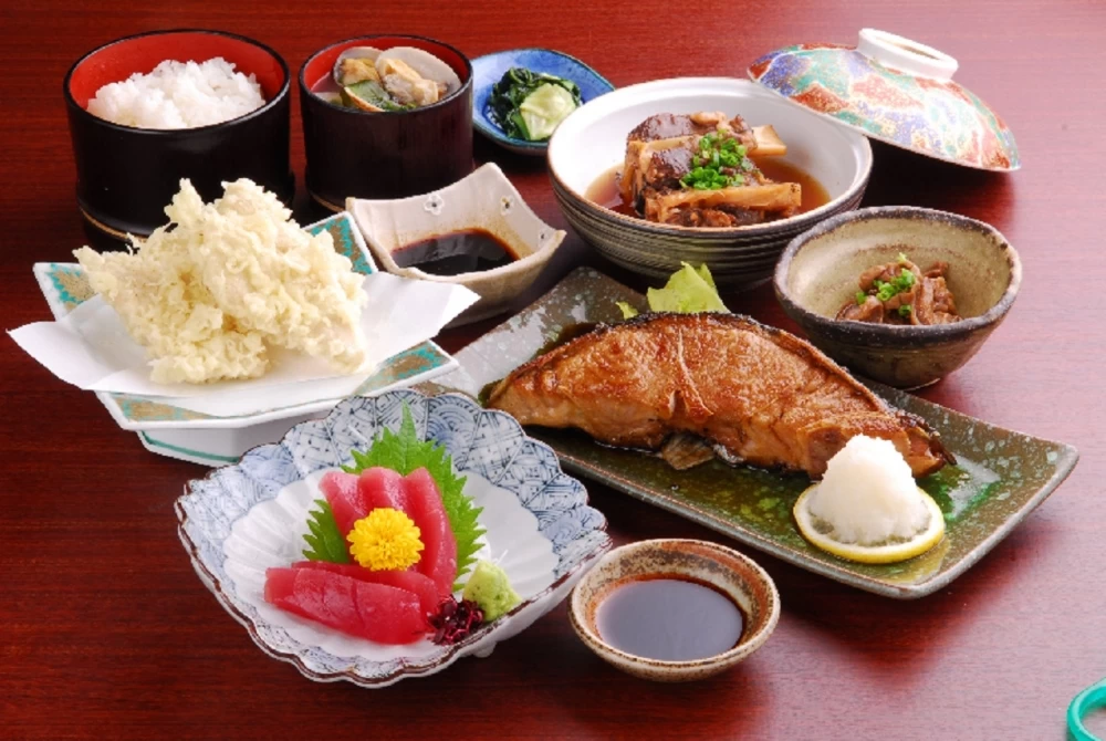 宮崎県日南市にある油津漁港の目の前。魚介を食べるなら「びびんや」へ!