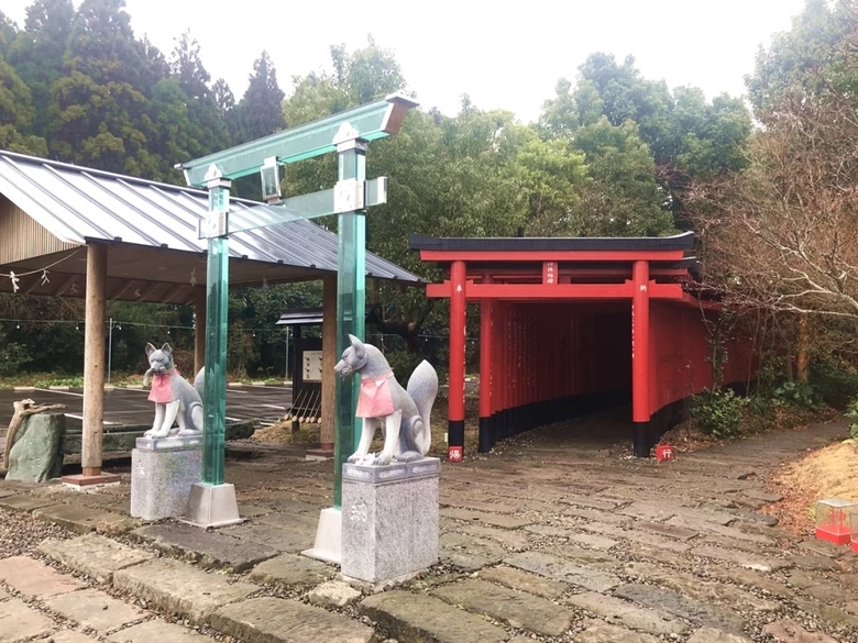 ガラスの鳥居×千本鳥居がSNS映え　鹿児島で話題の神徳稲荷神社