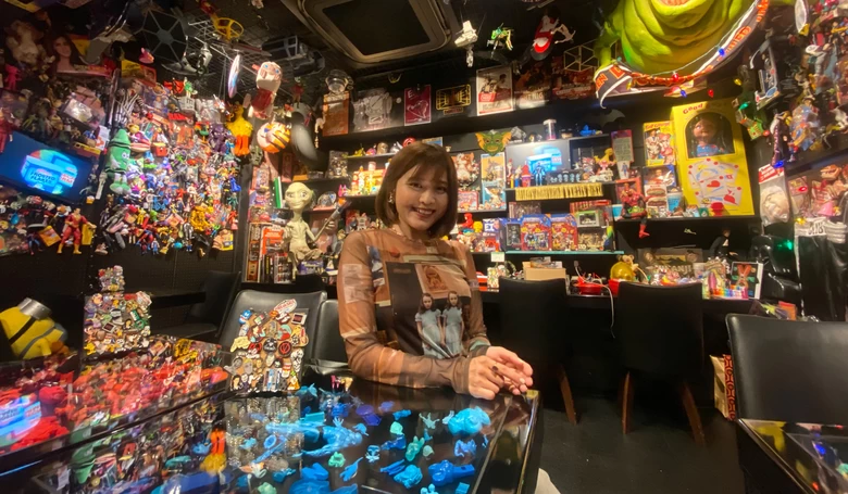 代々木の「nope cafe」は映画愛とおもちゃに溢れた空間｜映画ソムリエ東紗友美と巡る魅惑の映画スポット