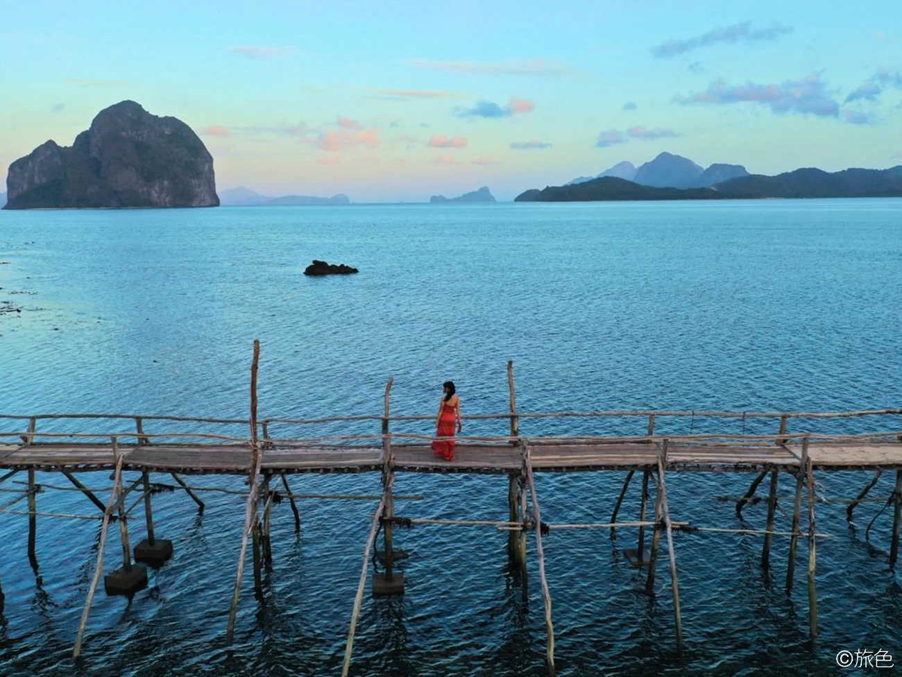 最後の秘境エルニドのマングローブに佇むお宿みっけ！ スーパー絵になる桟橋と島々の絶景
