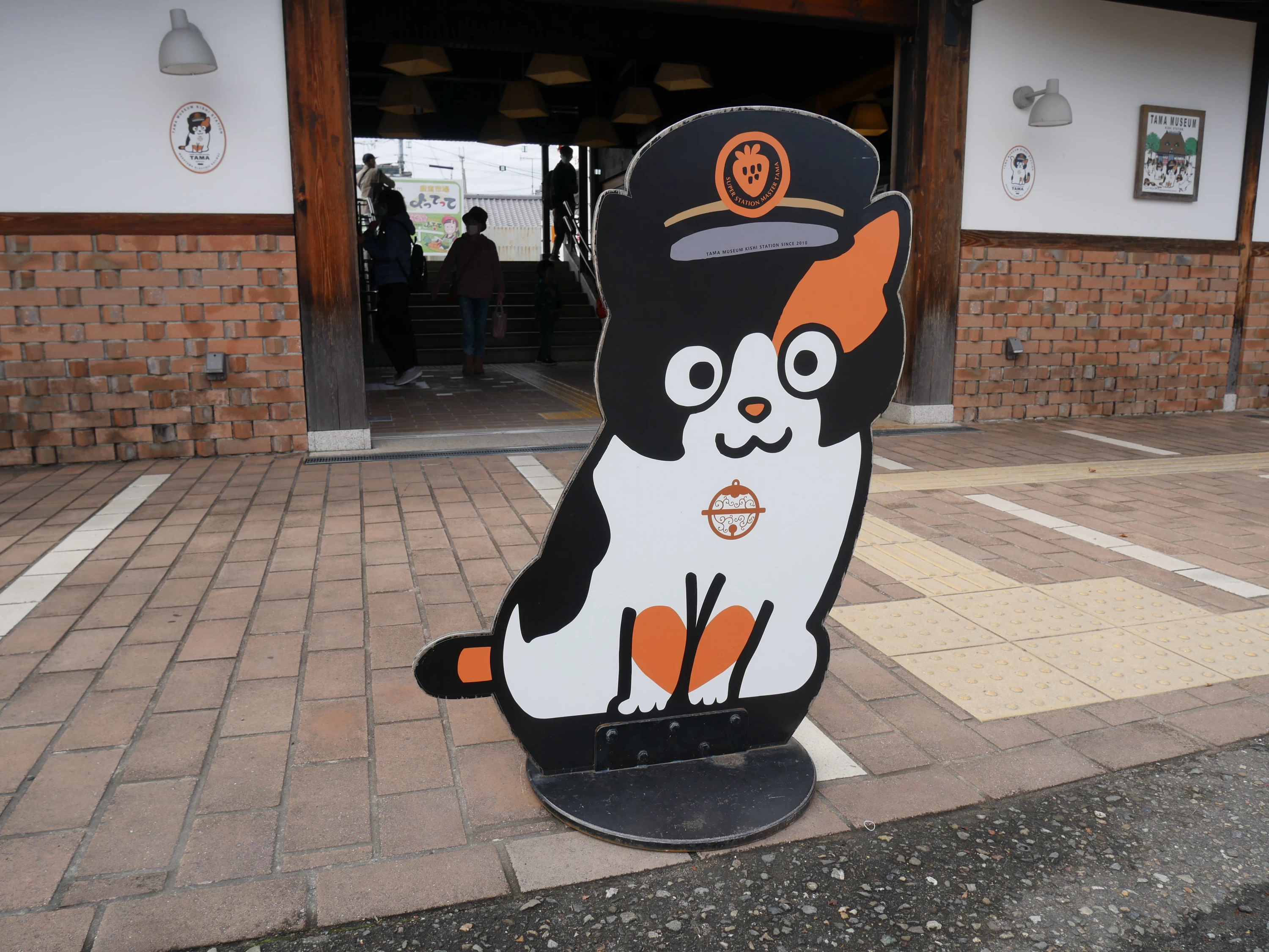 「招き猫」とデザイン車両で乗客を呼び込む和歌山鐡道