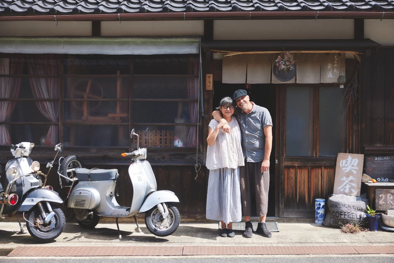 カフェから広がる新たなつながり。京都府与謝野町のちりめん街道へ移住したボーマン夫妻にインタビュー