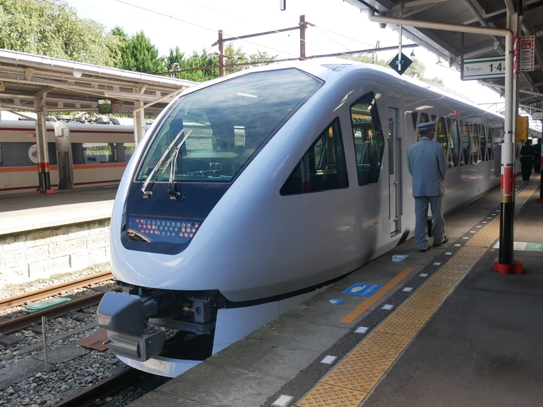 東武鉄道が未来を託す新型特急「スペーシアX」で紅葉を見に日光へ
