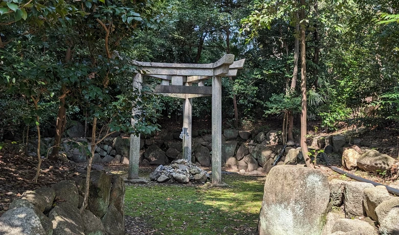 【京都在住ライターのご近所さんぽ】日本でここだけの三本柱鳥居と京都人の大好物「志津屋のカルネ」へ
