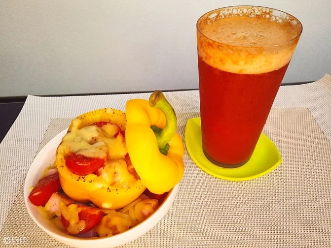 赤いビールに生卵入りビール ビアカクテルとおつまみでワクワク時間 旅色likes