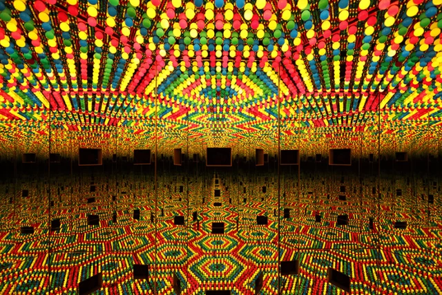 草間彌生《Infinity Mirrored Room―信濃の灯》（部分）2001年／所蔵：松本市美術館（長野）／展示風景：「STARS展：現代美術のスターたち―日本から世界へ」森美術館（東京）2020年／撮影：高山幸三／画像提供：森美術館