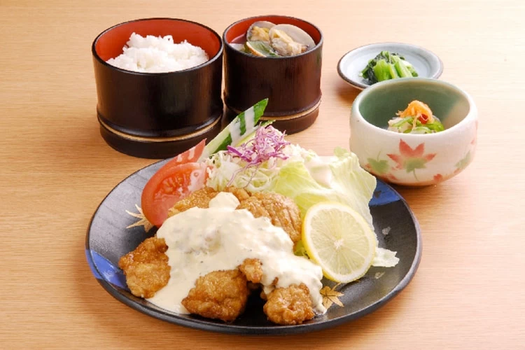 チキン南蛮、まぐろステーキ、焼魚……。ランチ定食も魅力