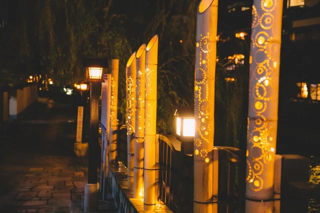 夜は松川遊歩道で美しい「伊東温泉竹あかり」の幻想的な雰囲気を楽しむ