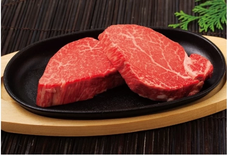 ■ステーキ／赤身と霜降りのバランスの良さを味わえる「長崎和牛ヒレステーキ 約120g×2枚」（長崎）