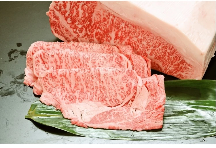 ■すき焼き／鍋でグツグツ煮える肉がたまらない「格付A-5 松阪牛すき焼き用　(サーロインまたはリブロース)」（三重）
