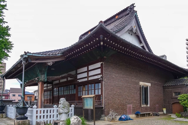 お寺に煉瓦という意外な組み合わせ 法禅寺本堂