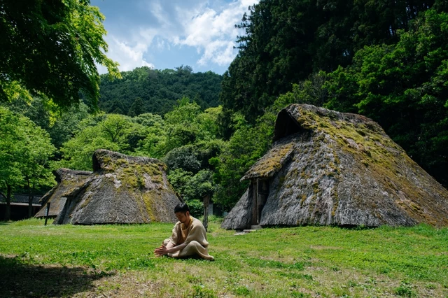 竪穴式住居に眠り、魚をつかみ取り「古代生活体験村」