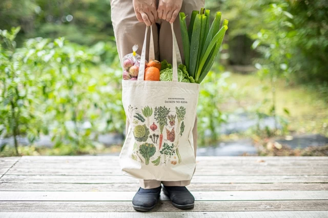 阿部さんが描いた野菜のトートバッグ