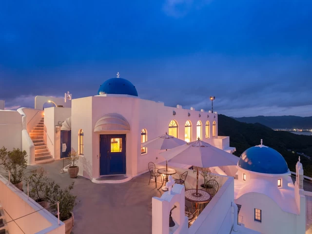 ギリシャカラーで彩られた岩壁のリゾートホテル！「VILLA SANTORINI」（高知県）