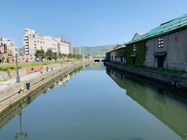 運河沿いで海外の港町散歩「小樽運河」